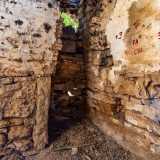 ... accanto al quale, in un alto incavo del muro, era collocato un camino